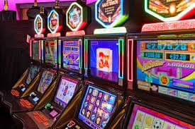 Tampilan meja dealer langsung di day777 dengan studio berkualitas tinggi dan dealer profesional siap melayani pemain